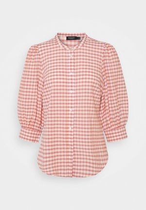 Roze-wit geruite blouse met opgepofte driekwartmouwen, knopen aan de voorkant en een ronde kraag.