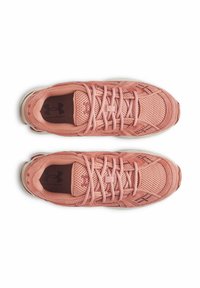 Roosa võrkpoliestertooted, millel on nahast detailid, tekstureeritud disain, pehmendusega kaelus ja reguleeritav kinnituspael.