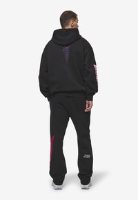 Pegador SAXON JACKET - Užtrauktuku užsegamas treningas - washed black