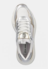 Vita sneaker med silver- och guldfärgade accenter, meshupp, rund tå, snörning framtill, stoppad sula och märkeskvittot på tungan.