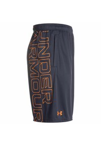 Marineblauwe sportshorts met contrasterende oranje "UNDER ARMOUR" tekst. Heeft een elastische tailleband en een zijzak voor functionaliteit.