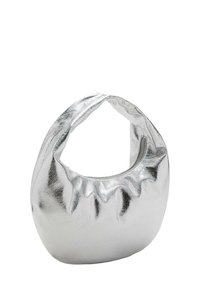 Metalna srebrna torbica z asimetrično obliko, mehko teksturo in nagubanima dizajnom. Ima zadrgo za zapiranje in ukrivljen ročaj.
