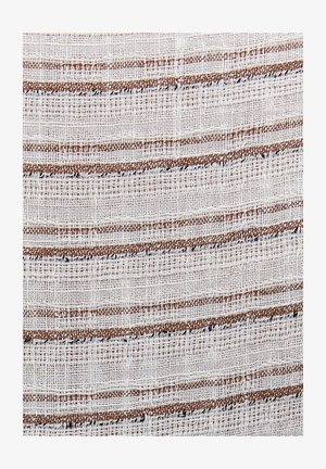 Textil con una base blanca que presenta franjas horizontales en marrón y negro, hecho de una tela tejida con una apariencia texturizada.