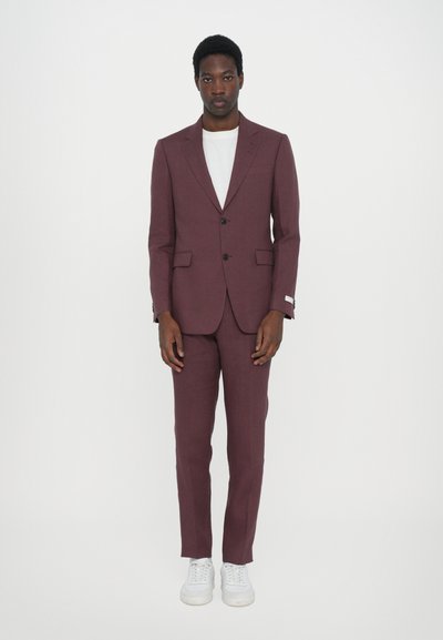 Bordeaux op maat gemaakte kostuum met een slim-fit blazer en broek, gecombineerd met een wit t-shirt en witte sneakers. Zachte textuur, klassiek ontwerp.