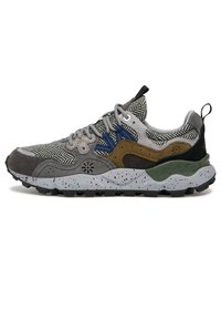 Sneaker basse con pannelli in suede e tessuto grigio, marrone, nero e verde, dettagli blu, lacci grigi e suola bianca chiazzata.