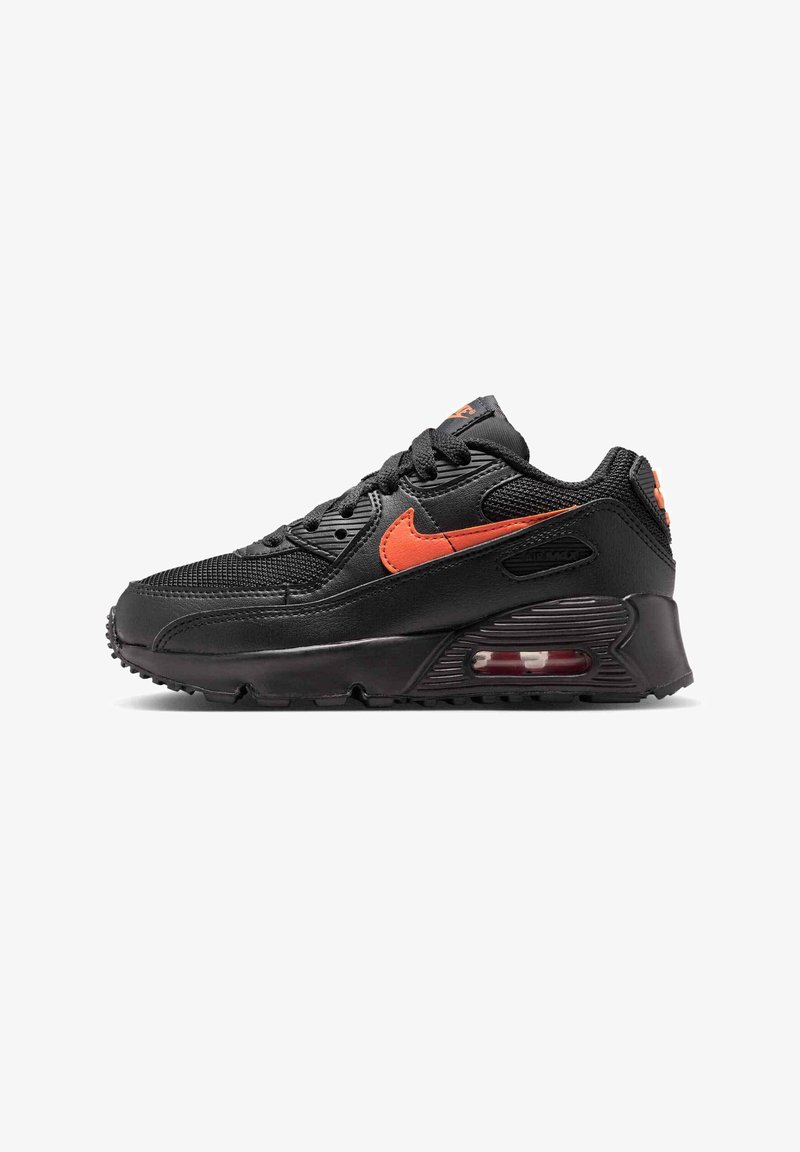 Zwarte Nike Air Max sneaker met oranje swoosh en zichtbare luchtvering in de zool, zijaanzicht op een witte achtergrond.
