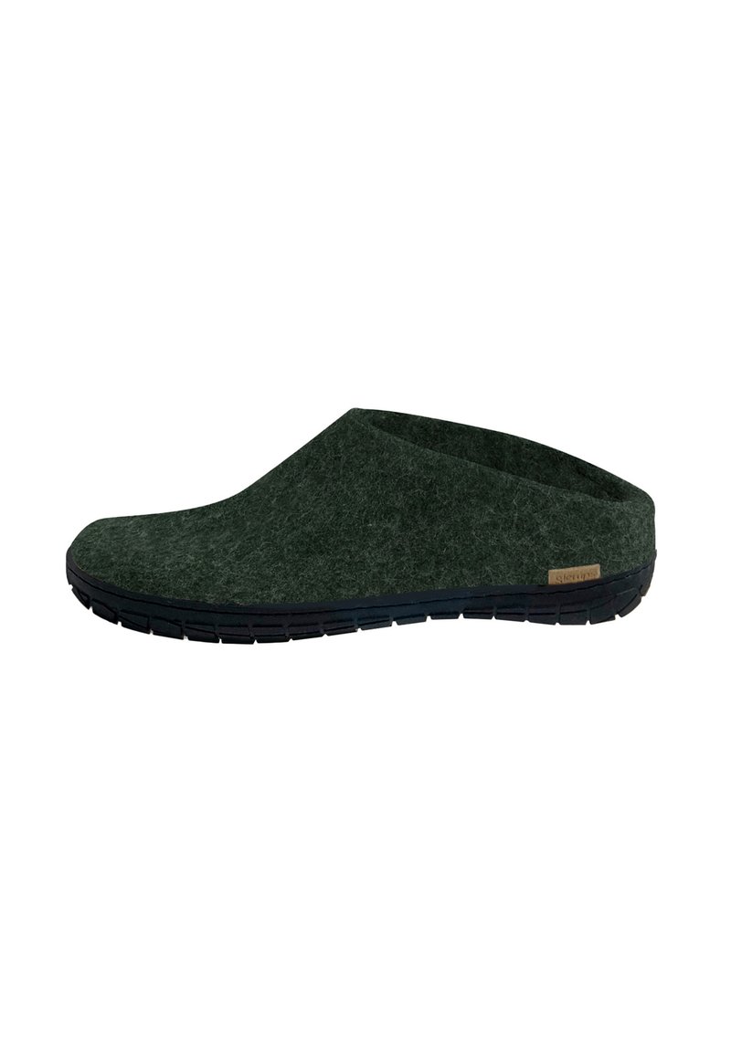 Chaussure slip-on en feutre vert avec une silhouette basse, un embout arrondi et une tige texturée. Présente une semelle en caoutchouc noir avec une étiquette de marque discrète sur le côté.
