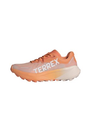 Oranje hardloopschoen met een bovenwerk van mesh, prominente witte "TERREX" logo, gestructureerde buitenzool en een gevoerde tussenzool voor ondersteuning.