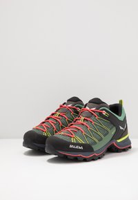 Salewa MOUNTAIN TRAINER LITE GORE TEX - Hikingsko - feld green/fluo coral