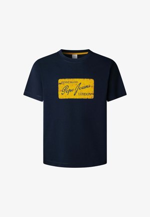 Marineblaues Baumwoll-T-Shirt mit einem gelben rechteckigen Motiv, auf dem in kontrastierenden dunklen Buchstaben "Pepe Jeans LONDON" und "DENIM BRAND" steht.