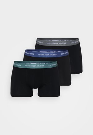 Schwarze Boxer-Briefs mit einem blauen Bund, beschriftet mit "COPENHAGEN STUDIOS." Glatter Stoff, enganliegende Passform und Beinausschnitte, die bis zur Mitte des Oberschenkels reichen.