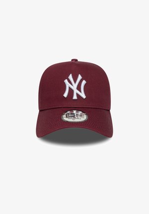 Gorra de béisbol color marrón burdeos con un logo NY bordado en blanco. Presenta una visera curva y una correa ajustable en la parte posterior, fabricada con material duradero.