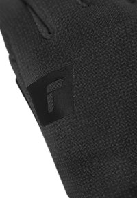 Schwarze Strickhandschuhe aus strukturiertem Stoff. Ein schwarzes Lederlogo-Patch ist sichtbar und zeigt einen stilisierten Buchstaben "F."