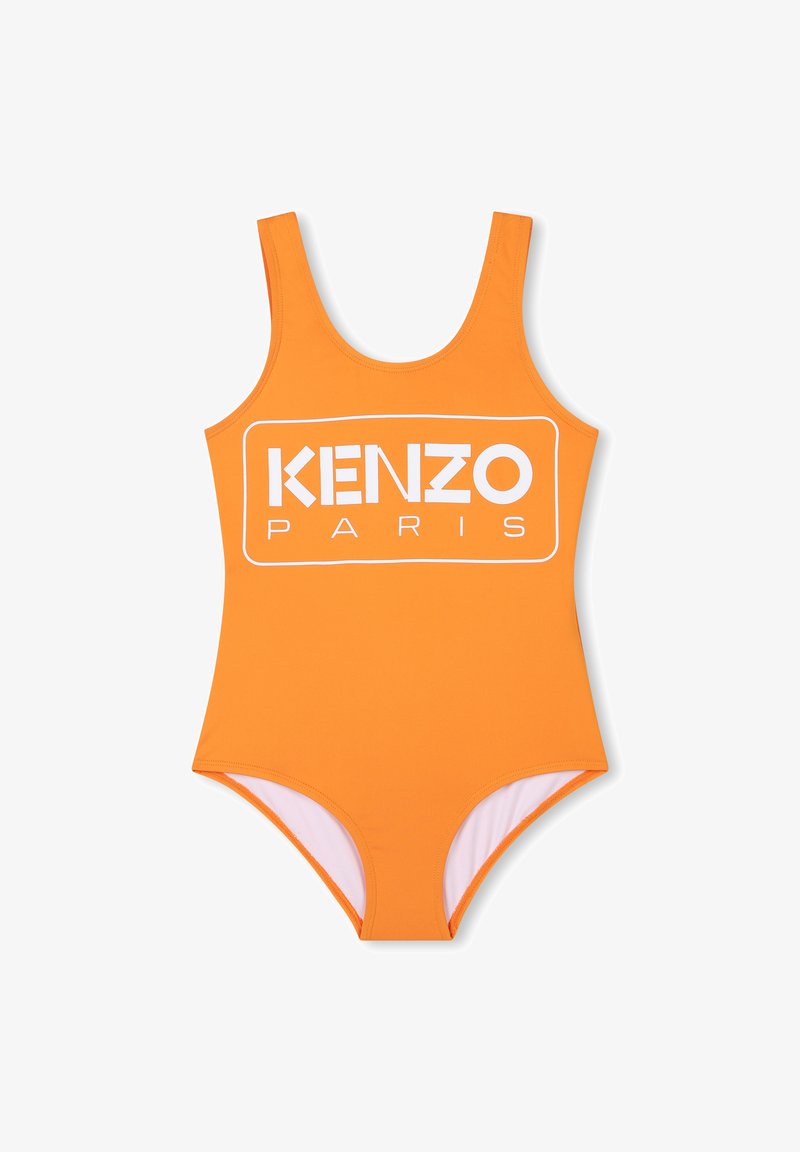 Oranje badpak van zwemstof, met brede banden en een voorkant waarop in het wit "KENZO PARIS" staat, met een ronde halslijn.