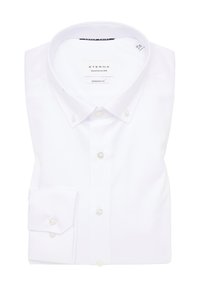 Witte modern-fitting overhem met een spread collar, knoopsluiting en dubbele manchetten. De stof lijkt glad met een frisse textuur.