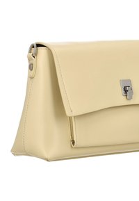 Geantă de mână galbenă din piele cu un design structurat. Include un capac pliabil, elemente metalice argintii și accente cusute de-a lungul marginilor.