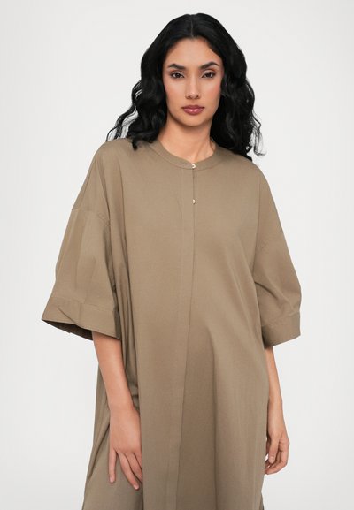 STAUD ENZO MAXI DRESS - Skjortekjole - taupe
