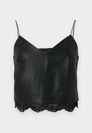 Camisola de cuero negro con tirantes finos, que presenta un escote en V profundo y un borde de encaje en el dobladillo, creando un contraste de textura en capas.