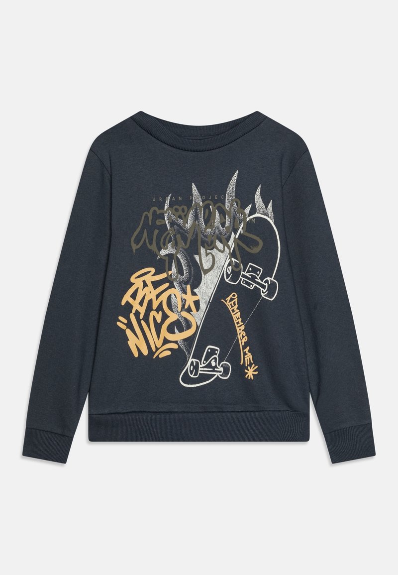 Sweat-shirt gris foncé avec une impression graphique de deux skateboards en flammes et un texte en style graffiti "Remember Me" et "Stay Nice".