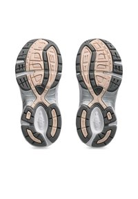 Chaussures de sport avec des semelles en caoutchouc grises et noires, présentant un motif texturé et des accents roses pour la traction et le soutien.