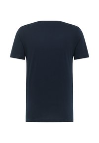 Camiseta de algodón azul marino con cuello redondo y mangas cortas; textura suave y un diseño simple sin logotipos ni patrones.