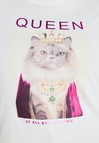 Katt som bär en juvelbesatt krona och halsband, draperad i en lila kunglig mantel, med texten "DROTTNING" ovanför och "AV ALLT OCH INGET" nedanför.