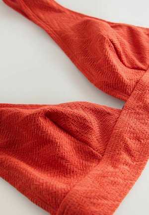 Červený texturovaný horní díl bikiny s výrazným vzorem rybí kosti a nařasenými detaily na košíčcích a ramínkách.