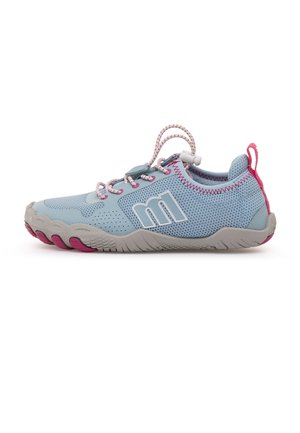 Zapatilla deportiva azul claro con detalles en rosa, tejido de malla, cordones elásticos, logotipo "m" en el lateral y suela flexible con protección para los dedos.