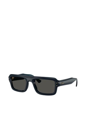 Mustat suorakaiteenmuotoiset aurinkolasit, joissa paksutkehykset ja tummat linssit, joissa on kultainen Ray-Ban-logo sankassa ja vasemman linssin kulmassa.