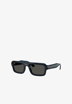 Sorte rektangulære solbriller med tykke stel og mørke linser, med gyldent Ray-Ban-logo på stangen og hjørnet af det venstre glas.