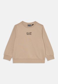 Sudadera beige de manga larga con cuello redondo, puños y dobladillo acanalados, y logo negro "EA7 Emporio Armani" centrado en el pecho.