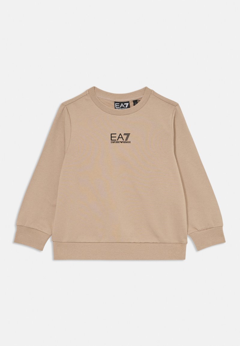 Sudadera beige de manga larga con cuello redondo, puños y dobladillo acanalados, y logo negro "EA7 Emporio Armani" centrado en el pecho.