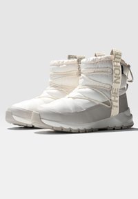 Białe i szare, ocieplone buty z wyściółką, elastycznymi sznurówkami oraz tkaninowym uchwytem oznaczonym "THE NORTH FACE". Gumowa podeszwa z bieżnikiem.