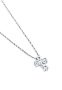 Silberne Kettenhalskette mit einem dekorativen Kreuzanhänger, der über filigrane Ausschnitte und eine polierte Oberfläche verfügt. Texturiertes Gliederdesign.