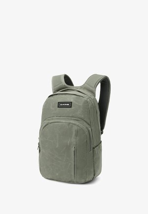 Vihreä kankainen reppu, jossa on pääosasto ja etutasku vetoketjulla. Pehmustetut olkahihnat ja texturoitu pinta, jossa on logopatch.