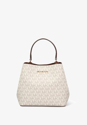 Sac fourre-tout beige à motif en matériau synthétique, avec des accents en cuir marron et un logo doré à l'avant. Base carrée avec sommet arrondi.