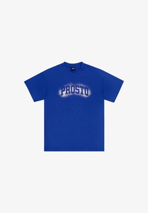 Niebieska bawełniana koszulka z krótkim rękawem i okrągłym dekoltem; posiada zniszczony biały nadruk z napisem "PROSTO" na piersi.