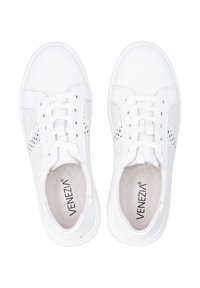 Weiße Sneakers mit perforierten Seitenpaneelen, Schnürdesign und Gummisohle. Mit einem Logo innen und glatter Textur im Obermaterial.