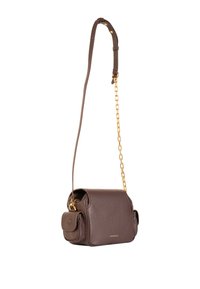 Borsa a spalla in pelle marrone con finitura texture, patta pieghevole, tracolla in catena e pelle, e una piccola tasca esterna.