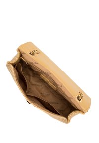 Borsa a mano in pelle beige con superficie texture, hardware dorato e un interno che presenta tessuto con motivo logo e un compartimento aperto.
