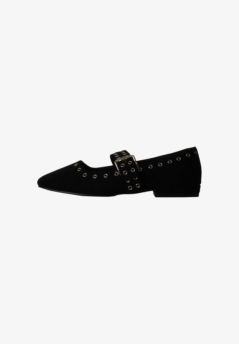 Chaussure plate noire à bout pointu, décorée d'œillets métalliques et d'une bride réglable avec boucle sur le dessus du pied.