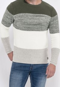 Strickpullover mit horizontalen Streifen in olivgrün, grau, weiß und hellgrau. Gerippte Textur und runder Ausschnitt.