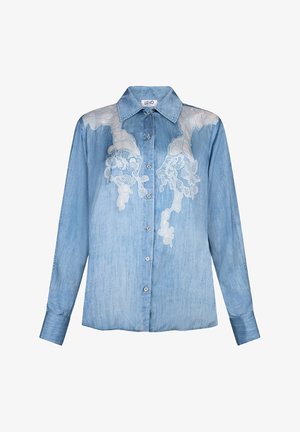 Gaiši zils džinsu krekls ar garām piedurknēm, pogām priekšpusē un baltām ziedu mežģīņu aplikācijām uz pleciem un krūtīm.