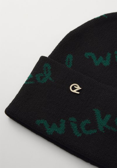 Berretto lavorato a maglia nero con un motivo di testo verde e un piccolo logo dorato come accento. Il tessuto è morbido con una finitura testurizzata.