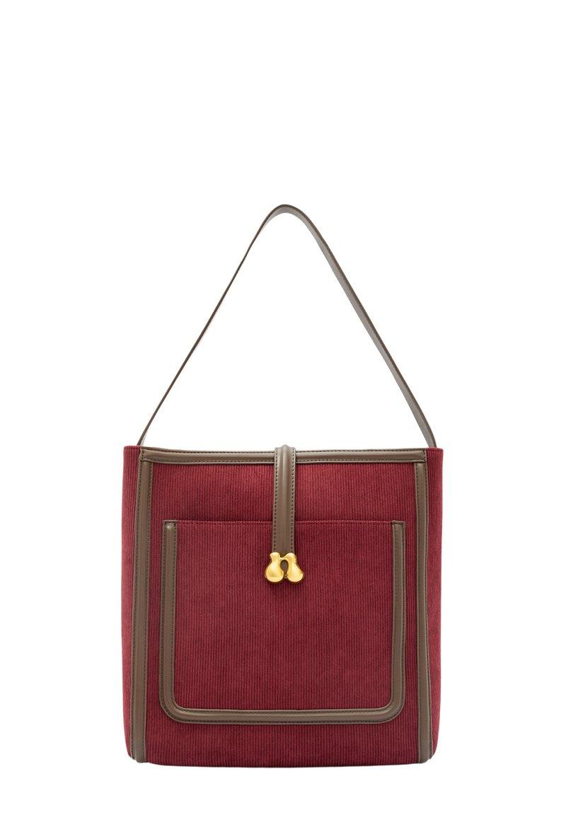 Röd kordflamsväska med beige kant, med en framficka och ett guldspänne. Platta axelremmar fulländar designen.