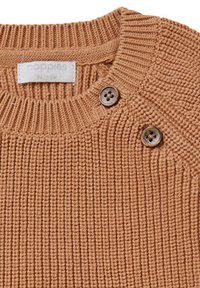 Pull en maille de couleur beige chaleureux. Caractérisé par une texture côtelée, un col rond et deux boutons décoratifs marron à l'épaule.