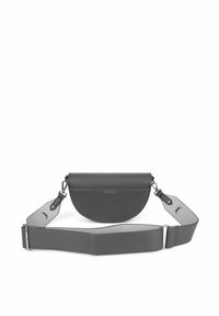 Šedá kožená crossbody taška s polokruhovým designem. Obsahuje nastavitelný popruh, logo vyražené na přední straně a elegantní matný povrch.