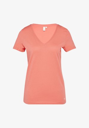 T-shirt corail à col en V fabriqué en coton doux, avec des manches courtes, une coupe ajustée et un logo discret sur le côté gauche près de l'ourlet.