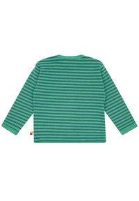 Langärmliges Shirt mit grünen und marineblauen horizontalen Streifen, Rundhalsausschnitt, weichem Stoff und einem kleinen farbenfrohen Etikett am Saum.