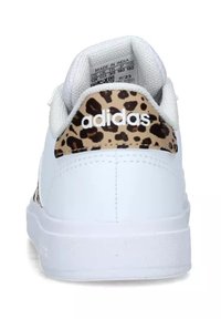 Sneaker Adidas bianco con un accento posteriore a stampa leopardata, tomaia in pelle liscia e colletto imbottito. Presenta il marchio bianco sul tallone.